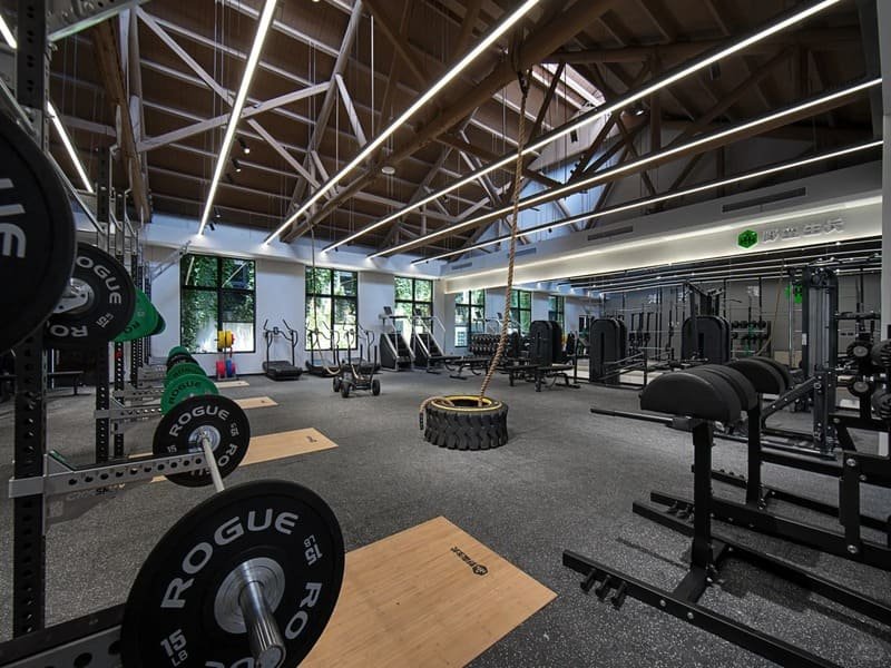 Боковое сравнение толщины различных резиновых напольных покрытий с помощью штангенциркуля